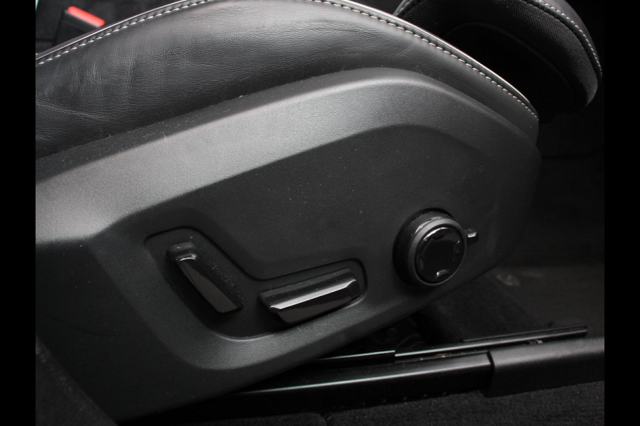 Volvo XC60 2.0 T6 Plug-in hybrid AWD Automaat Plus Dark DEMO ! Adaptieve cruise control Leder Navigatie Google Harman Kardon Panorama dak Lichtmetalen Velgen Dab Stoelverwarming Camera 360 Led Climate control Apple Carplay/ Android Auto