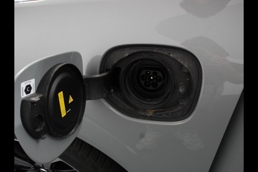 Volvo XC60 2.0 T6 Plug-in hybrid AWD Automaat Plus Dark DEMO ! Adaptieve cruise control Leder Navigatie Google Harman Kardon Panorama dak Lichtmetalen Velgen Dab Stoelverwarming Camera 360 Led Climate control Apple Carplay/ Android Auto