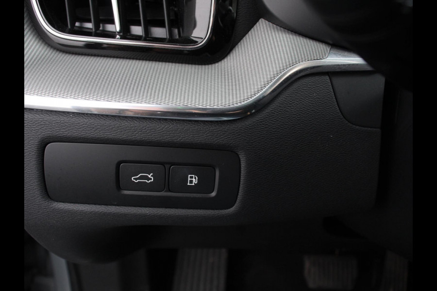 Volvo XC60 2.0 T6 Plug-in hybrid AWD Automaat Plus Dark DEMO ! Adaptieve cruise control Leder Navigatie Google Harman Kardon Panorama dak Lichtmetalen Velgen Dab Stoelverwarming Camera 360 Led Climate control Apple Carplay/ Android Auto
