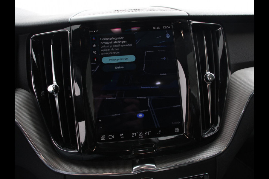 Volvo XC60 2.0 T6 Plug-in hybrid AWD Automaat Plus Dark DEMO ! Adaptieve cruise control Leder Navigatie Google Harman Kardon Panorama dak Lichtmetalen Velgen Dab Stoelverwarming Camera 360 Led Climate control Apple Carplay/ Android Auto