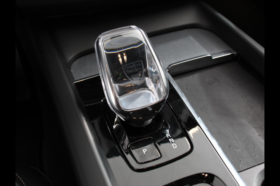 Volvo XC60 2.0 T6 Plug-in hybrid AWD Automaat Plus Dark DEMO ! Adaptieve cruise control Leder Navigatie Google Harman Kardon Panorama dak Lichtmetalen Velgen Dab Stoelverwarming Camera 360 Led Climate control Apple Carplay/ Android Auto