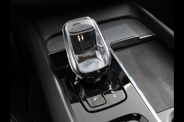 Volvo XC60 2.0 T6 Plug-in hybrid AWD Automaat Plus Dark DEMO ! Adaptieve cruise control Leder Navigatie Google Harman Kardon Panorama dak Lichtmetalen Velgen Dab Stoelverwarming Camera 360 Led Climate control Apple Carplay/ Android Auto