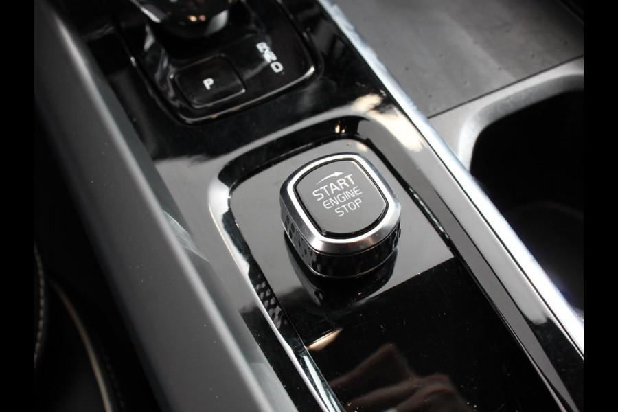 Volvo XC60 2.0 T6 Plug-in hybrid AWD Automaat Plus Dark DEMO ! Adaptieve cruise control Leder Navigatie Google Harman Kardon Panorama dak Lichtmetalen Velgen Dab Stoelverwarming Camera 360 Led Climate control Apple Carplay/ Android Auto