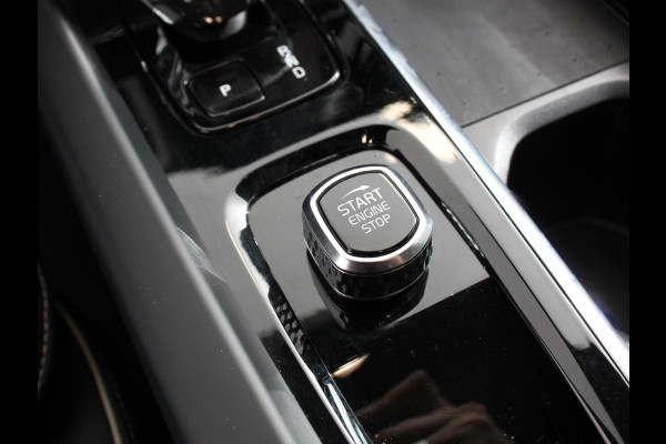 Volvo XC60 2.0 T6 Plug-in hybrid AWD Automaat Plus Dark DEMO ! Adaptieve cruise control Leder Navigatie Google Harman Kardon Panorama dak Lichtmetalen Velgen Dab Stoelverwarming Camera 360 Led Climate control Apple Carplay/ Android Auto