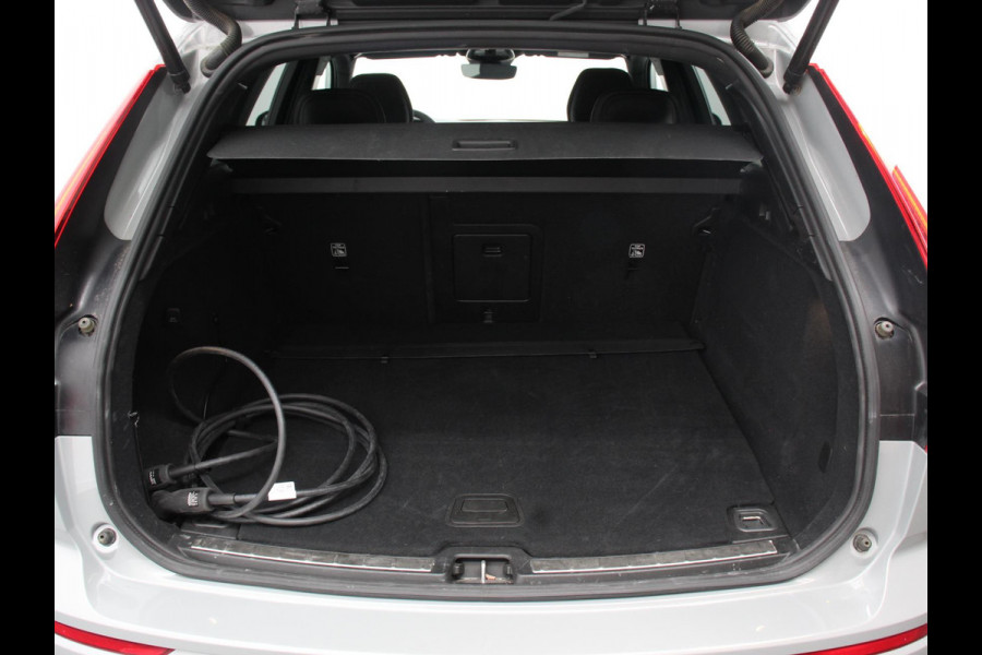 Volvo XC60 2.0 T6 Plug-in hybrid AWD Automaat Plus Dark DEMO ! Adaptieve cruise control Leder Navigatie Google Harman Kardon Panorama dak Lichtmetalen Velgen Dab Stoelverwarming Camera 360 Led Climate control Apple Carplay/ Android Auto