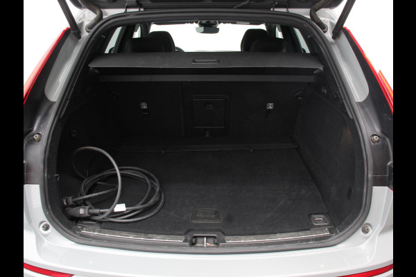 Volvo XC60 2.0 T6 Plug-in hybrid AWD Automaat Plus Dark DEMO ! Adaptieve cruise control Leder Navigatie Google Harman Kardon Panorama dak Lichtmetalen Velgen Dab Stoelverwarming Camera 360 Led Climate control Apple Carplay/ Android Auto