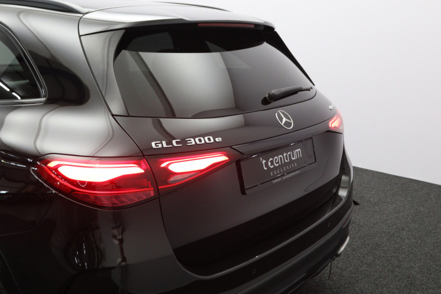 Mercedes-Benz GLC 300e 4MATIC 313 PK AMG Line PHEV, Trekhaak, Panoramadak, Luchtvering, 4-Wielsturing, Head-Up, 360 Camera, Massage