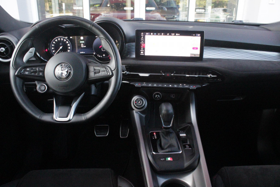 Alfa Romeo Tonale 1.5T 160PK Hybrid Veloce TECHNOLOGY PACK: PARKEERWAARSCHUWING VOOR EN ACHTER/360° CAMERA / AUTONOMOUS DRIVING LEVEL 2: ADAPTIVE CRUISE CONTROL/LANE CENTERING ASSIST/TRAFFIC JAM ASSIST DODEHOEK DETECTIE AUTOMATISCH DIMMENDE BUITENSPIEGELS ELEKTRISCH BEDIENBARE ACHTERKLEP | 19" LICHTMETALEN VELGEN | DRAADLOZE TELEFOONLADER | NAVIGATIE | DRAADLOZE APPLE CARPLAY/ANDROID AUTO | FULL LED MATRIX KOPLAMPEN |