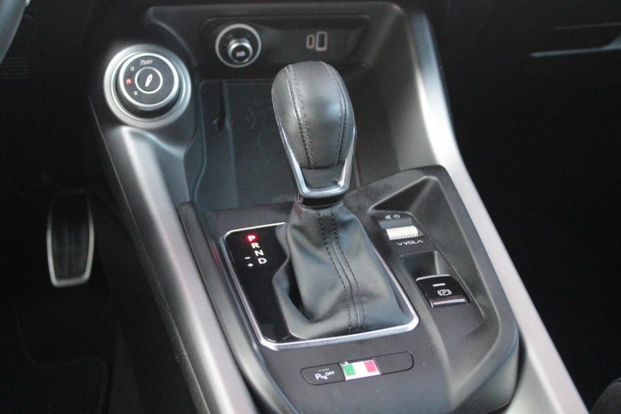 Alfa Romeo Tonale 1.5T 160PK Hybrid Veloce TECHNOLOGY PACK: PARKEERWAARSCHUWING VOOR EN ACHTER/360° CAMERA / AUTONOMOUS DRIVING LEVEL 2: ADAPTIVE CRUISE CONTROL/LANE CENTERING ASSIST/TRAFFIC JAM ASSIST DODEHOEK DETECTIE AUTOMATISCH DIMMENDE BUITENSPIEGELS ELEKTRISCH BEDIENBARE ACHTERKLEP | 19" LICHTMETALEN VELGEN | DRAADLOZE TELEFOONLADER | NAVIGATIE | DRAADLOZE APPLE CARPLAY/ANDROID AUTO | FULL LED MATRIX KOPLAMPEN |