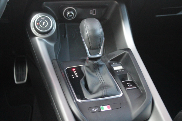 Alfa Romeo Tonale 1.5T 160PK Hybrid Veloce TECHNOLOGY PACK: PARKEERWAARSCHUWING VOOR EN ACHTER/360° CAMERA / AUTONOMOUS DRIVING LEVEL 2: ADAPTIVE CRUISE CONTROL/LANE CENTERING ASSIST/TRAFFIC JAM ASSIST DODEHOEK DETECTIE AUTOMATISCH DIMMENDE BUITENSPIEGELS ELEKTRISCH BEDIENBARE ACHTERKLEP | 19" LICHTMETALEN VELGEN | DRAADLOZE TELEFOONLADER | NAVIGATIE | DRAADLOZE APPLE CARPLAY/ANDROID AUTO | FULL LED MATRIX KOPLAMPEN |