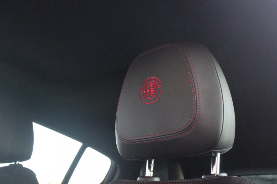 Alfa Romeo Tonale 1.5T 160PK Hybrid Veloce TECHNOLOGY PACK: PARKEERWAARSCHUWING VOOR EN ACHTER/360° CAMERA / AUTONOMOUS DRIVING LEVEL 2: ADAPTIVE CRUISE CONTROL/LANE CENTERING ASSIST/TRAFFIC JAM ASSIST DODEHOEK DETECTIE AUTOMATISCH DIMMENDE BUITENSPIEGELS ELEKTRISCH BEDIENBARE ACHTERKLEP | 19" LICHTMETALEN VELGEN | DRAADLOZE TELEFOONLADER | NAVIGATIE | DRAADLOZE APPLE CARPLAY/ANDROID AUTO | FULL LED MATRIX KOPLAMPEN |