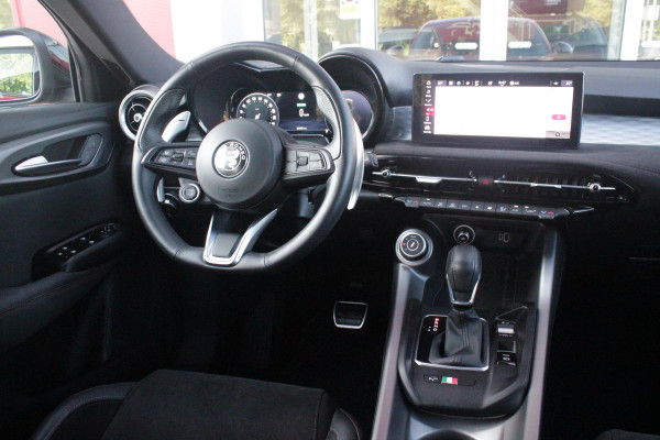 Alfa Romeo Tonale 1.5T 160PK Hybrid Veloce TECHNOLOGY PACK: PARKEERWAARSCHUWING VOOR EN ACHTER/360° CAMERA / AUTONOMOUS DRIVING LEVEL 2: ADAPTIVE CRUISE CONTROL/LANE CENTERING ASSIST/TRAFFIC JAM ASSIST DODEHOEK DETECTIE AUTOMATISCH DIMMENDE BUITENSPIEGELS ELEKTRISCH BEDIENBARE ACHTERKLEP | 19" LICHTMETALEN VELGEN | DRAADLOZE TELEFOONLADER | NAVIGATIE | DRAADLOZE APPLE CARPLAY/ANDROID AUTO | FULL LED MATRIX KOPLAMPEN |