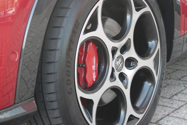 Alfa Romeo Tonale 1.5T 160PK Hybrid Veloce TECHNOLOGY PACK: PARKEERWAARSCHUWING VOOR EN ACHTER/360° CAMERA / AUTONOMOUS DRIVING LEVEL 2: ADAPTIVE CRUISE CONTROL/LANE CENTERING ASSIST/TRAFFIC JAM ASSIST DODEHOEK DETECTIE AUTOMATISCH DIMMENDE BUITENSPIEGELS ELEKTRISCH BEDIENBARE ACHTERKLEP | 19" LICHTMETALEN VELGEN | DRAADLOZE TELEFOONLADER | NAVIGATIE | DRAADLOZE APPLE CARPLAY/ANDROID AUTO | FULL LED MATRIX KOPLAMPEN |