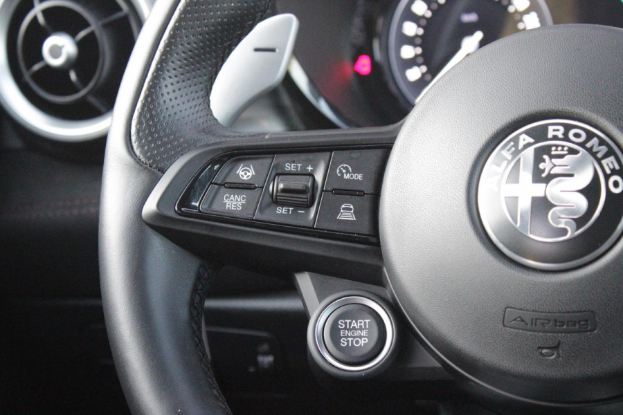 Alfa Romeo Tonale 1.5T 160PK Hybrid Veloce TECHNOLOGY PACK: PARKEERWAARSCHUWING VOOR EN ACHTER/360° CAMERA / AUTONOMOUS DRIVING LEVEL 2: ADAPTIVE CRUISE CONTROL/LANE CENTERING ASSIST/TRAFFIC JAM ASSIST DODEHOEK DETECTIE AUTOMATISCH DIMMENDE BUITENSPIEGELS ELEKTRISCH BEDIENBARE ACHTERKLEP | 19" LICHTMETALEN VELGEN | DRAADLOZE TELEFOONLADER | NAVIGATIE | DRAADLOZE APPLE CARPLAY/ANDROID AUTO | FULL LED MATRIX KOPLAMPEN |