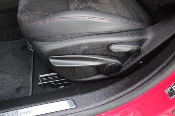 Alfa Romeo Tonale 1.5T 160PK Hybrid Veloce TECHNOLOGY PACK: PARKEERWAARSCHUWING VOOR EN ACHTER/360° CAMERA / AUTONOMOUS DRIVING LEVEL 2: ADAPTIVE CRUISE CONTROL/LANE CENTERING ASSIST/TRAFFIC JAM ASSIST DODEHOEK DETECTIE AUTOMATISCH DIMMENDE BUITENSPIEGELS ELEKTRISCH BEDIENBARE ACHTERKLEP | 19" LICHTMETALEN VELGEN | DRAADLOZE TELEFOONLADER | NAVIGATIE | DRAADLOZE APPLE CARPLAY/ANDROID AUTO | FULL LED MATRIX KOPLAMPEN |