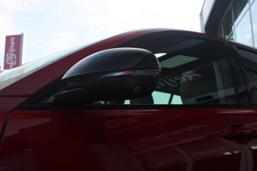 Alfa Romeo Tonale 1.5T 160PK Hybrid Veloce TECHNOLOGY PACK: PARKEERWAARSCHUWING VOOR EN ACHTER/360° CAMERA / AUTONOMOUS DRIVING LEVEL 2: ADAPTIVE CRUISE CONTROL/LANE CENTERING ASSIST/TRAFFIC JAM ASSIST DODEHOEK DETECTIE AUTOMATISCH DIMMENDE BUITENSPIEGELS ELEKTRISCH BEDIENBARE ACHTERKLEP | 19" LICHTMETALEN VELGEN | DRAADLOZE TELEFOONLADER | NAVIGATIE | DRAADLOZE APPLE CARPLAY/ANDROID AUTO | FULL LED MATRIX KOPLAMPEN |