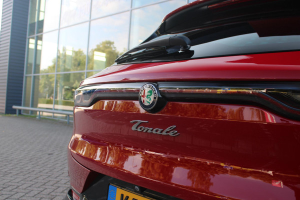 Alfa Romeo Tonale 1.5T 160PK Hybrid Veloce TECHNOLOGY PACK: PARKEERWAARSCHUWING VOOR EN ACHTER/360° CAMERA / AUTONOMOUS DRIVING LEVEL 2: ADAPTIVE CRUISE CONTROL/LANE CENTERING ASSIST/TRAFFIC JAM ASSIST DODEHOEK DETECTIE AUTOMATISCH DIMMENDE BUITENSPIEGELS ELEKTRISCH BEDIENBARE ACHTERKLEP | 19" LICHTMETALEN VELGEN | DRAADLOZE TELEFOONLADER | NAVIGATIE | DRAADLOZE APPLE CARPLAY/ANDROID AUTO | FULL LED MATRIX KOPLAMPEN |