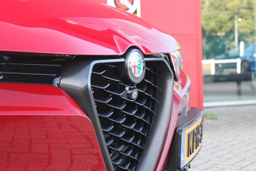 Alfa Romeo Tonale 1.5T 160PK Hybrid Veloce TECHNOLOGY PACK: PARKEERWAARSCHUWING VOOR EN ACHTER/360° CAMERA / AUTONOMOUS DRIVING LEVEL 2: ADAPTIVE CRUISE CONTROL/LANE CENTERING ASSIST/TRAFFIC JAM ASSIST DODEHOEK DETECTIE AUTOMATISCH DIMMENDE BUITENSPIEGELS ELEKTRISCH BEDIENBARE ACHTERKLEP | 19" LICHTMETALEN VELGEN | DRAADLOZE TELEFOONLADER | NAVIGATIE | DRAADLOZE APPLE CARPLAY/ANDROID AUTO | FULL LED MATRIX KOPLAMPEN |