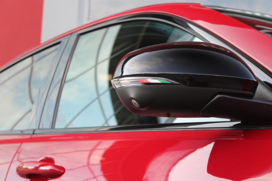 Alfa Romeo Tonale 1.5T 160PK Hybrid Veloce TECHNOLOGY PACK: PARKEERWAARSCHUWING VOOR EN ACHTER/360° CAMERA / AUTONOMOUS DRIVING LEVEL 2: ADAPTIVE CRUISE CONTROL/LANE CENTERING ASSIST/TRAFFIC JAM ASSIST DODEHOEK DETECTIE AUTOMATISCH DIMMENDE BUITENSPIEGELS ELEKTRISCH BEDIENBARE ACHTERKLEP | 19" LICHTMETALEN VELGEN | DRAADLOZE TELEFOONLADER | NAVIGATIE | DRAADLOZE APPLE CARPLAY/ANDROID AUTO | FULL LED MATRIX KOPLAMPEN |