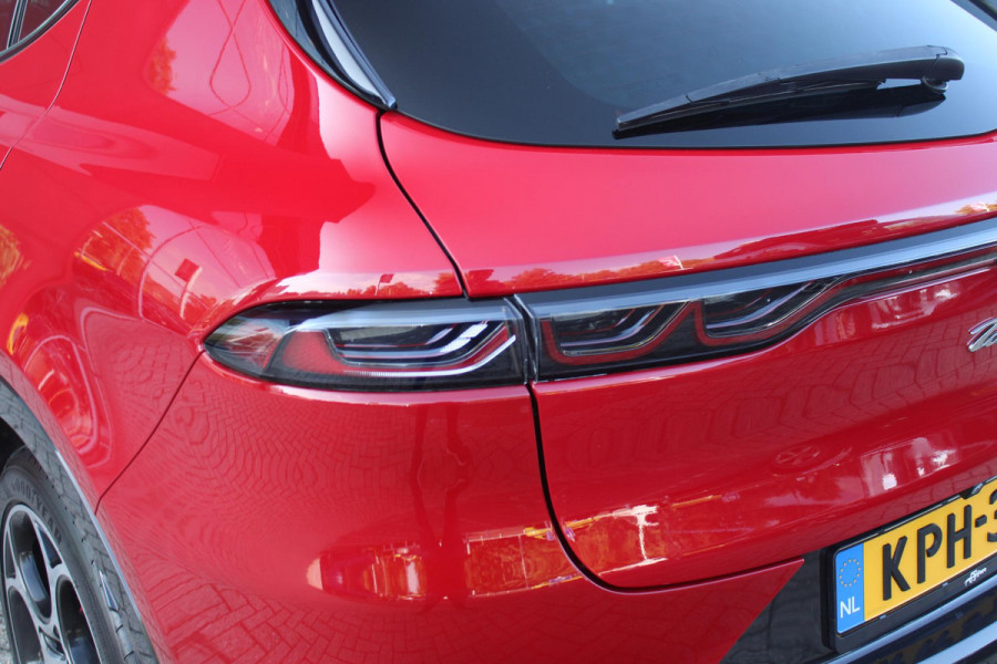 Alfa Romeo Tonale 1.5T 160PK Hybrid Veloce TECHNOLOGY PACK: PARKEERWAARSCHUWING VOOR EN ACHTER/360° CAMERA / AUTONOMOUS DRIVING LEVEL 2: ADAPTIVE CRUISE CONTROL/LANE CENTERING ASSIST/TRAFFIC JAM ASSIST DODEHOEK DETECTIE AUTOMATISCH DIMMENDE BUITENSPIEGELS ELEKTRISCH BEDIENBARE ACHTERKLEP | 19" LICHTMETALEN VELGEN | DRAADLOZE TELEFOONLADER | NAVIGATIE | DRAADLOZE APPLE CARPLAY/ANDROID AUTO | FULL LED MATRIX KOPLAMPEN |