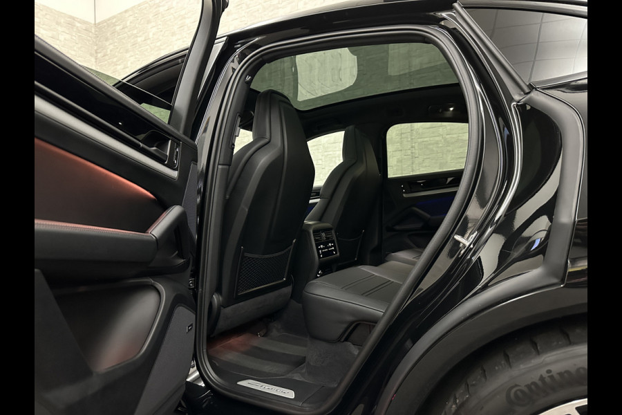 Porsche Cayenne Coupé 3.0 E-Hybrid | Passenger Display | 360 Camera | Sport-Design | ACC | Sport-Chrono | Soft-Close | BOSE | Panorama | Trekhaak 3500kg trekgewicht | 4-Zone Clima | Matrix-LED | Keyless-Entry | Sfeerverlichting | Luchtvering | 22 Inch | Leder Dashboard | Dodehoek | Memory | Carplay |