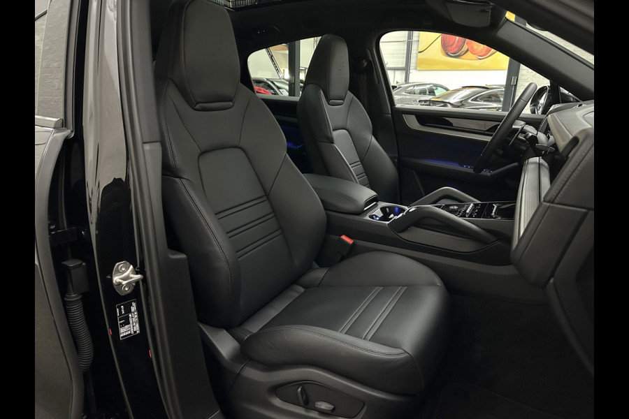 Porsche Cayenne Coupé 3.0 E-Hybrid | Passenger Display | 360 Camera | Sport-Design | ACC | Sport-Chrono | Soft-Close | BOSE | Panorama | Trekhaak 3500kg trekgewicht | 4-Zone Clima | Matrix-LED | Keyless-Entry | Sfeerverlichting | Luchtvering | 22 Inch | Leder Dashboard | Dodehoek | Memory | Carplay |