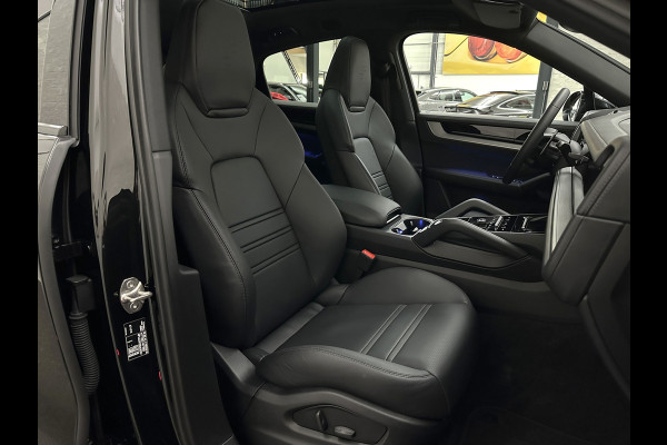 Porsche Cayenne Coupé 3.0 E-Hybrid | Passenger Display | 360 Camera | Sport-Design | ACC | Sport-Chrono | Soft-Close | BOSE | Panorama | Trekhaak 3500kg trekgewicht | 4-Zone Clima | Matrix-LED | Keyless-Entry | Sfeerverlichting | Luchtvering | 22 Inch | Leder Dashboard | Dodehoek | Memory | Carplay |