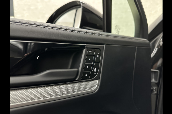 Porsche Cayenne Coupé 3.0 E-Hybrid | Passenger Display | 360 Camera | Sport-Design | ACC | Sport-Chrono | Soft-Close | BOSE | Panorama | Trekhaak 3500kg trekgewicht | 4-Zone Clima | Matrix-LED | Keyless-Entry | Sfeerverlichting | Luchtvering | 22 Inch | Leder Dashboard | Dodehoek | Memory | Carplay |