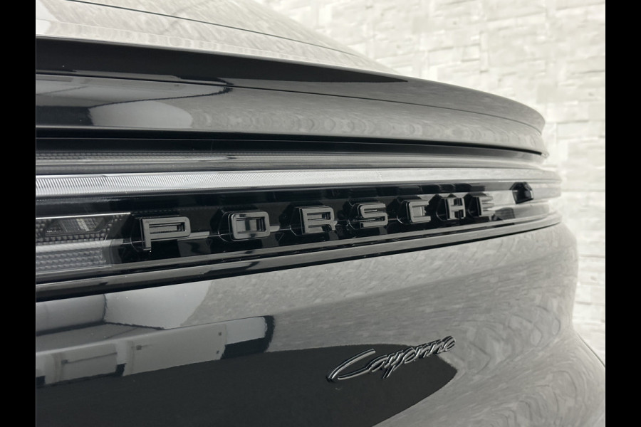 Porsche Cayenne Coupé 3.0 E-Hybrid | Passenger Display | 360 Camera | Sport-Design | ACC | Sport-Chrono | Soft-Close | BOSE | Panorama | Trekhaak 3500kg trekgewicht | 4-Zone Clima | Matrix-LED | Keyless-Entry | Sfeerverlichting | Luchtvering | 22 Inch | Leder Dashboard | Dodehoek | Memory | Carplay |
