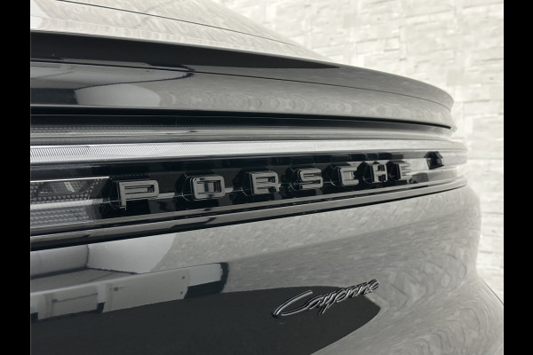 Porsche Cayenne Coupé 3.0 E-Hybrid | Passenger Display | 360 Camera | Sport-Design | ACC | Sport-Chrono | Soft-Close | BOSE | Panorama | Trekhaak 3500kg trekgewicht | 4-Zone Clima | Matrix-LED | Keyless-Entry | Sfeerverlichting | Luchtvering | 22 Inch | Leder Dashboard | Dodehoek | Memory | Carplay |