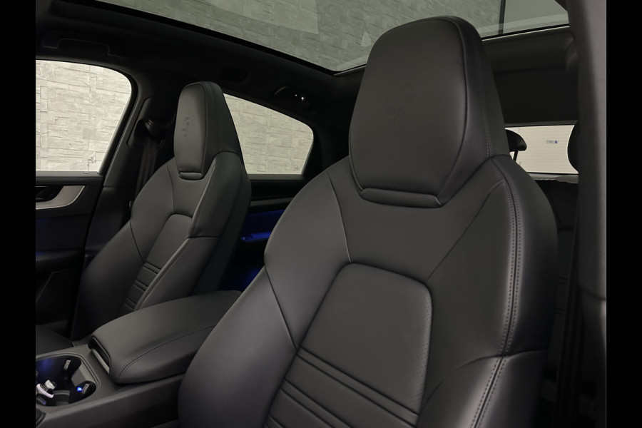 Porsche Cayenne Coupé 3.0 E-Hybrid | Passenger Display | 360 Camera | Sport-Design | ACC | Sport-Chrono | Soft-Close | BOSE | Panorama | Trekhaak 3500kg trekgewicht | 4-Zone Clima | Matrix-LED | Keyless-Entry | Sfeerverlichting | Luchtvering | 22 Inch | Leder Dashboard | Dodehoek | Memory | Carplay |