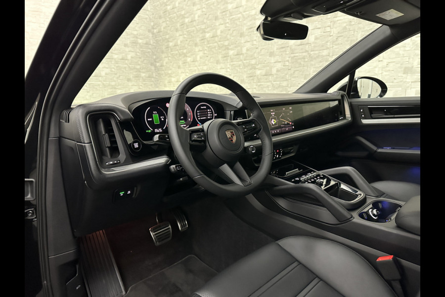 Porsche Cayenne Coupé 3.0 E-Hybrid | Passenger Display | 360 Camera | Sport-Design | ACC | Sport-Chrono | Soft-Close | BOSE | Panorama | Trekhaak 3500kg trekgewicht | 4-Zone Clima | Matrix-LED | Keyless-Entry | Sfeerverlichting | Luchtvering | 22 Inch | Leder Dashboard | Dodehoek | Memory | Carplay |