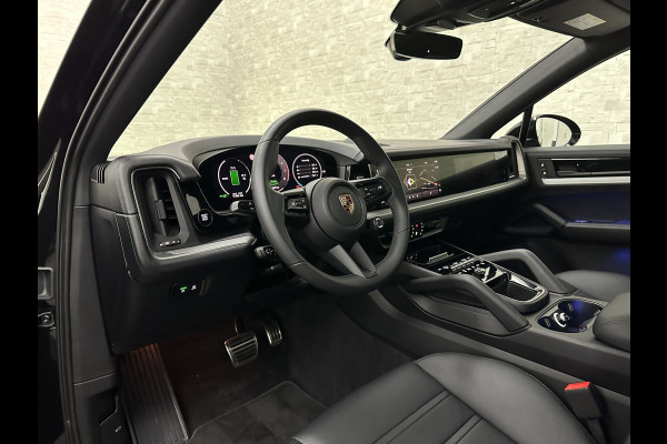 Porsche Cayenne Coupé 3.0 E-Hybrid | Passenger Display | 360 Camera | Sport-Design | ACC | Sport-Chrono | Soft-Close | BOSE | Panorama | Trekhaak 3500kg trekgewicht | 4-Zone Clima | Matrix-LED | Keyless-Entry | Sfeerverlichting | Luchtvering | 22 Inch | Leder Dashboard | Dodehoek | Memory | Carplay |