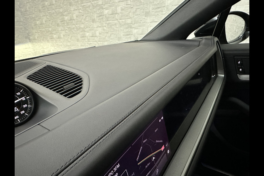 Porsche Cayenne Coupé 3.0 E-Hybrid | Passenger Display | 360 Camera | Sport-Design | ACC | Sport-Chrono | Soft-Close | BOSE | Panorama | Trekhaak 3500kg trekgewicht | 4-Zone Clima | Matrix-LED | Keyless-Entry | Sfeerverlichting | Luchtvering | 22 Inch | Leder Dashboard | Dodehoek | Memory | Carplay |