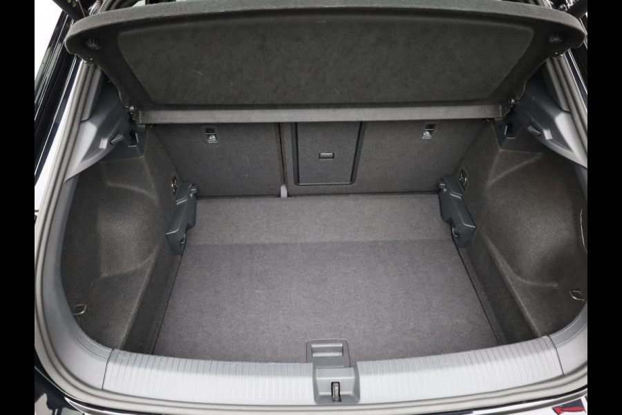 Volkswagen T-Roc 1.5 TSI R-Line Business Black Style | Side Assist | Elk. A-klep | Trekhaak afnb. | IQ Light | Camera | Prijs Rijklaar!!