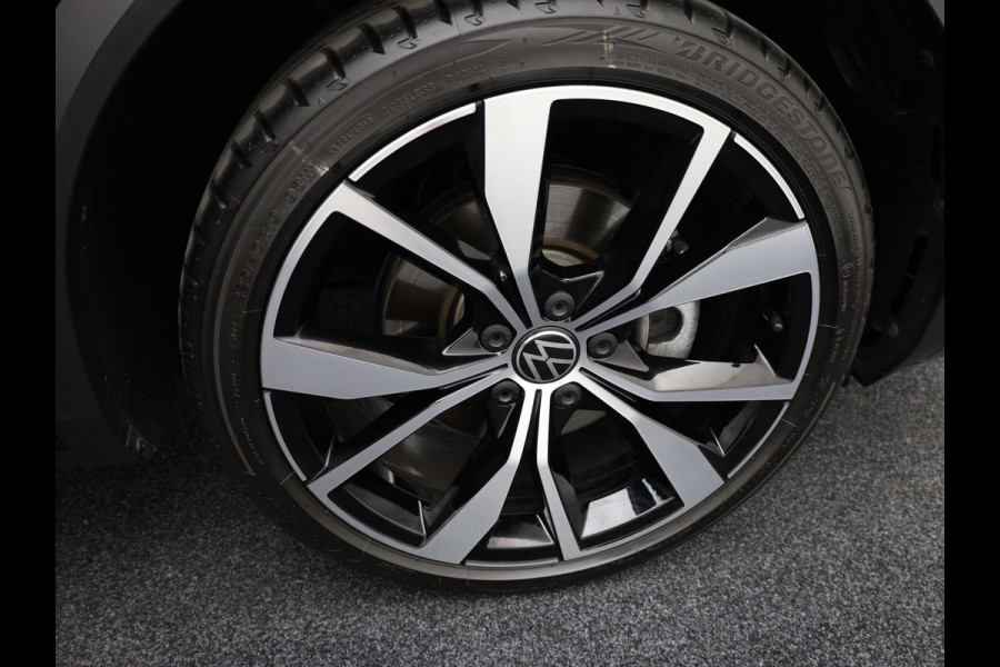 Volkswagen T-Roc 1.5 TSI R-Line Business Black Style | Side Assist | Elk. A-klep | Trekhaak afnb. | IQ Light | Camera | Prijs Rijklaar!!
