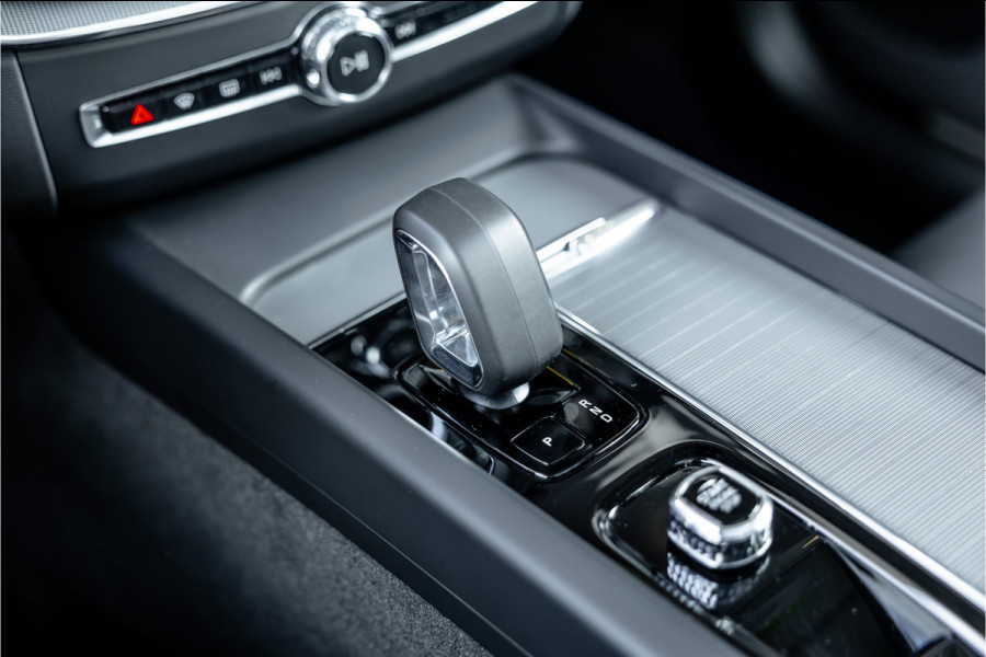 Volvo XC60 2.0 T6 Plug-in hybrid AWD Plus Dark - Panorama | H&K | Memory | 360 Camera