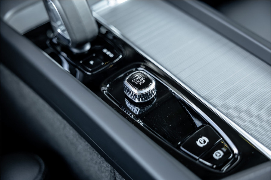 Volvo XC60 2.0 T6 Plug-in hybrid AWD Plus Dark - Panorama | H&K | Memory | 360 Camera