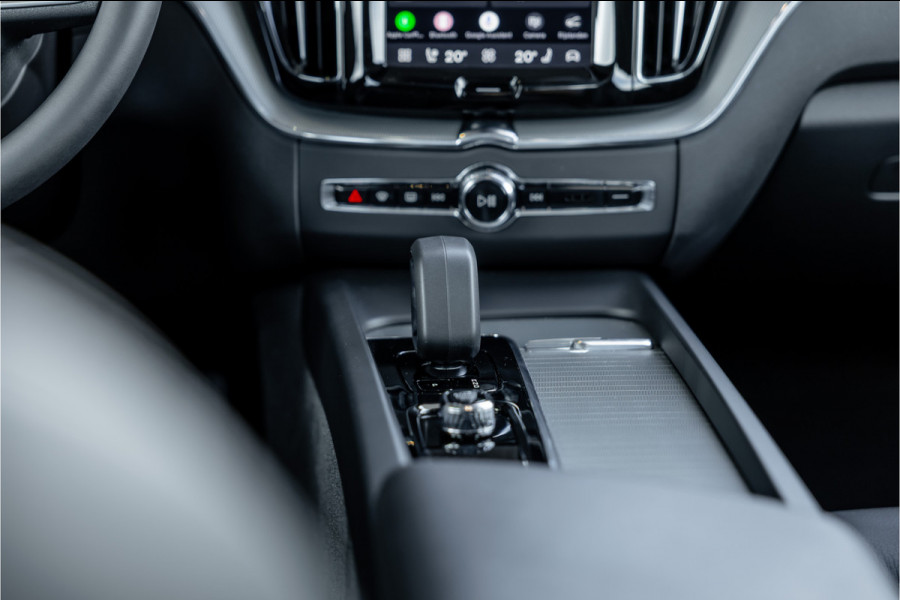 Volvo XC60 2.0 T6 Plug-in hybrid AWD Plus Dark - Panorama | H&K | Memory | 360 Camera