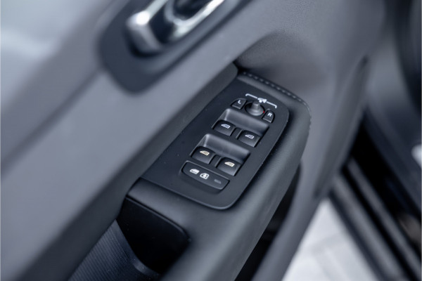 Volvo XC60 2.0 T6 Plug-in hybrid AWD Plus Dark - Panorama | H&K | Memory | 360 Camera