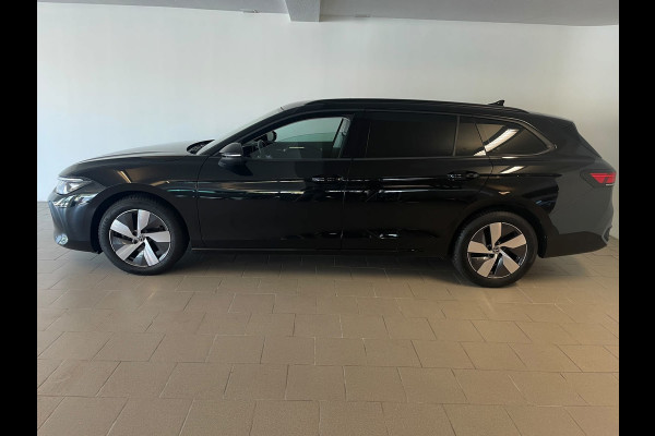 Volkswagen Passat Variant 1.5 eTSI AIRCO NAVI CRUISE BLUETOOT APP CONNECT STOELVERW GROOT SCHERM 17 INCH ZEER NETTE AUTO