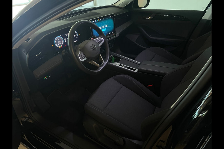 Volkswagen Passat Variant 1.5 eTSI AIRCO NAVI CRUISE BLUETOOT APP CONNECT STOELVERW GROOT SCHERM 17 INCH ZEER NETTE AUTO