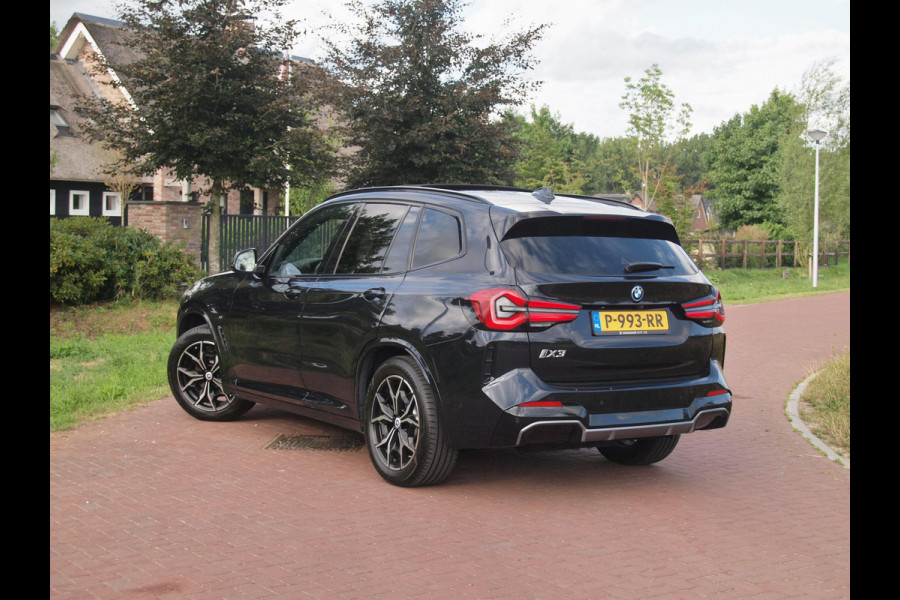 BMW iX3 Executive 80 kWh | Facelift Model | Shadow Line | Panoramadak | Camera | Sfeerverlichting | NL-Auto |