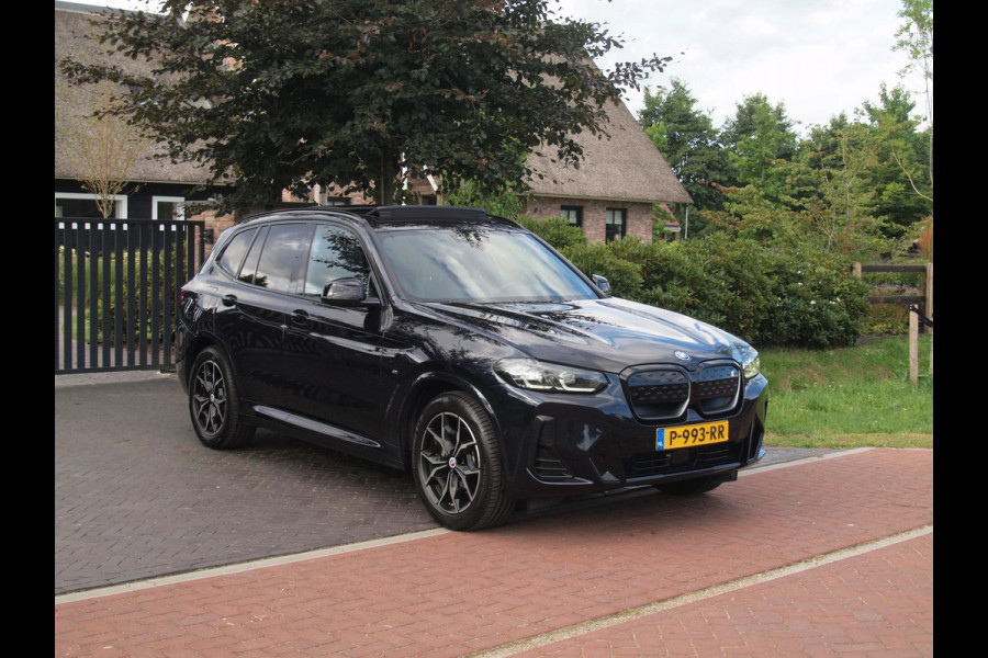 BMW iX3 Executive 80 kWh | Facelift Model | Shadow Line | Panoramadak | Camera | Sfeerverlichting | NL-Auto |