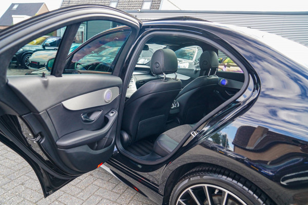 Mercedes-Benz C-Klasse 180 Sport Edition Premium Plus | Dubbele Panorama | AMG Pakket | Stoelverwarming | Xenon / LED | Sfeerverli