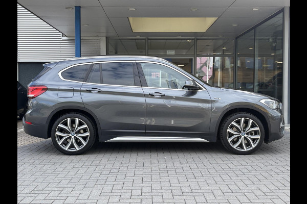 BMW X1 xDrive25e xLine | VOL! | Panoramadak | Harman Kardon | Adaptive Cruise | Keyless | Stoel & Stuurverwarming | Camera | 19 inch velgen | Elektrische achterklep | M stuurwiel |