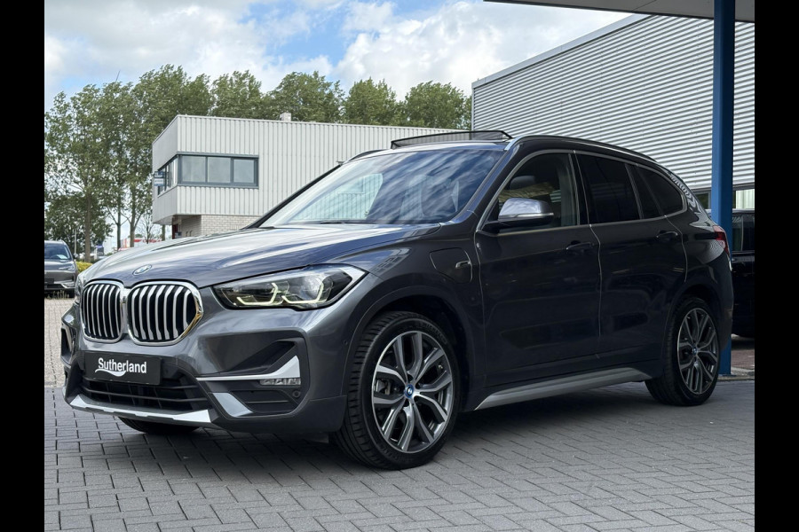 BMW X1 xDrive25e xLine | VOL! | Panoramadak | Harman Kardon | Adaptive Cruise | Keyless | Stoel & Stuurverwarming | Camera | 19 inch velgen | Elektrische achterklep | M stuurwiel |