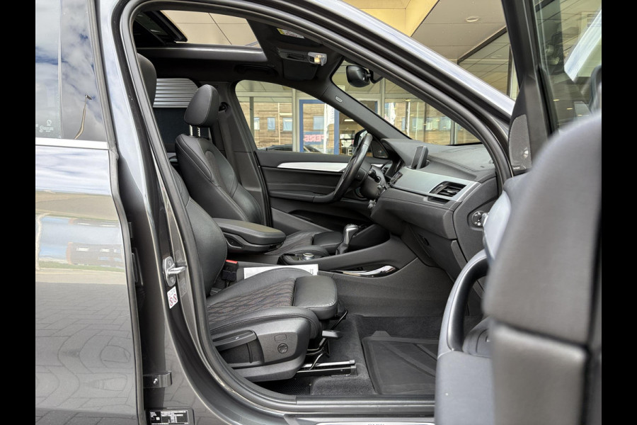 BMW X1 xDrive25e xLine | VOL! | Panoramadak | Harman Kardon | Adaptive Cruise | Keyless | Stoel & Stuurverwarming | Camera | 19 inch velgen | Elektrische achterklep | M stuurwiel |