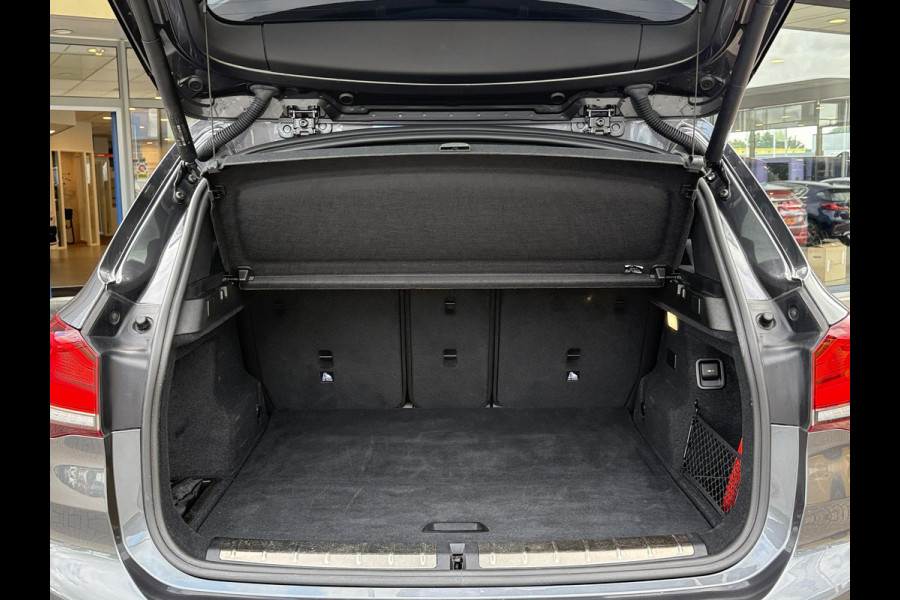 BMW X1 xDrive25e xLine | VOL! | Panoramadak | Harman Kardon | Adaptive Cruise | Keyless | Stoel & Stuurverwarming | Camera | 19 inch velgen | Elektrische achterklep | M stuurwiel |