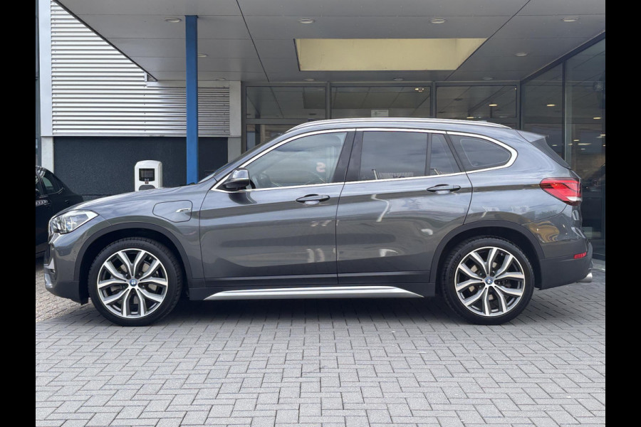 BMW X1 xDrive25e xLine | VOL! | Panoramadak | Harman Kardon | Adaptive Cruise | Keyless | Stoel & Stuurverwarming | Camera | 19 inch velgen | Elektrische achterklep | M stuurwiel |